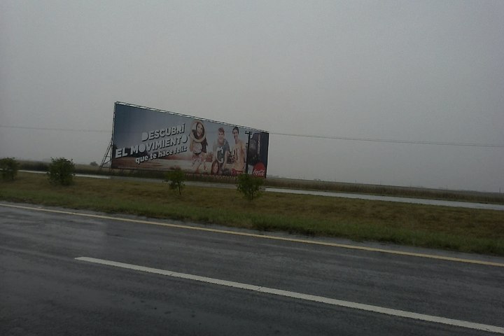 Cartel de Mentor sobre ruta